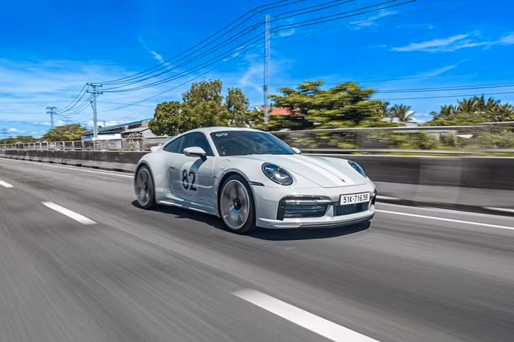 Về chiếc xe thể thao Porsche 911 Sport Classic của Cường Đô la, đây là dòng xe giới hạn, chỉ sản xuất ra 1.250 xe trên toàn cầu và mang số thứ tự 1.202, cũng là ngày sinh và tháng sinh của tay chơi xe này, ngoại thất xe được sơn màu xám Sport Gray Metallic.