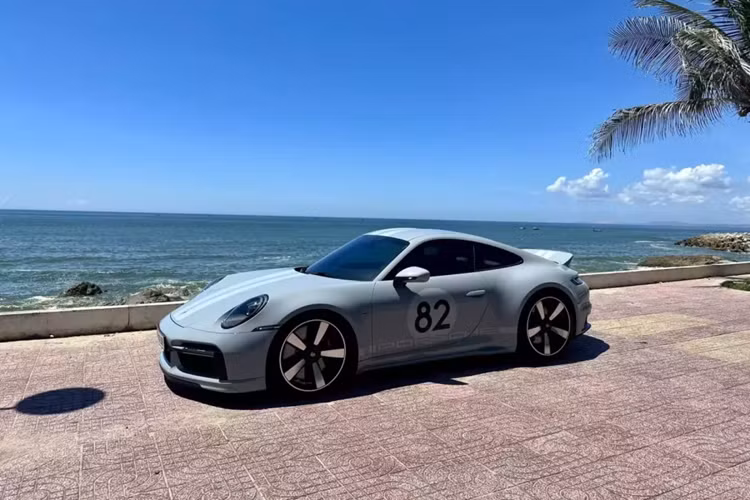 Sport Classic mà Đàm Thu Trang mới chia sẻ video mang xuống phố cũng chính là chiếc xe thể thao Porsche 911 mạnh nhất mà cô từng sở hữu, và chạy, cụ thể, mẫu xe Porsche 911 Sport Classic được trang bị khối động cơ 6 xy-lanh, dung tích 3.8 lít, tăng áp kép, nhưng sản sinh công suất tối đa lên đến 542 mã lực và mô-men xoắn cực đại 600 Nm.