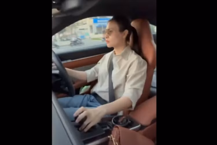 Và mua về xe số sàn mà bản thân mình không biết chạy, cứ tưởng cô nàng này sẽ cam chịu, nhưng không, khi mới đây, Đàm Thu Trang tự tin cầm lái Porsche 911 Sport Classic ra đường, khiến ông xã chào thua vì quyết tâm của nóc nhà.