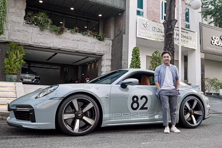 Đoạn video được Đàm Thu Trang đăng tải cho thấy, dù là dân chuyên hay người xem không biết chạy xe số sàn, vẫn thấy nóc nhà của Cường Đô la khá tự tin khi cầm lái chiếc xe Porsche 911 Sport Classic, chỉ có đúng 2 chiếc được nhập khẩu chính hãng về Việt Nam, xe còn lại đang nằm trong garage xe của ông Đặng Lê Nguyên Vũ mà chưa rõ khi nào mới được ra đường.