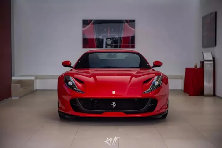 Siêu xe mui trần Ferrari 812 GTS đã về Việt Nam và có thể đã bàn giao cho "Qua" Vũ có thể xem là một ân huệ mà hãng xe Ý dành cho các khách hàng của họ. Trên các phiên bản cao cấp trước đó như Ferrari 599 GTB hay Ferrari F12 Berlinetta đều không có phiên bản mui trần sản xuất thương mại.