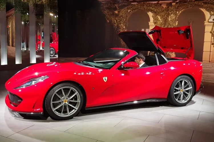 Phiên bản GTS có lợi thế là mui xếp cứng của xe có thể đóng hoặc mở trong thời gian 14 giây. Ngay cả khi xe lăn bánh, thao tác đóng và mở mui vẫn có thể thực hiện được nhưng phải đảm bảo chiếc Ferrari 812 GTS đang hoạt động ở vận tốc dưới 45 km/h.