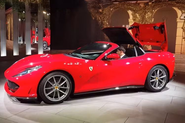 Phiên bản GTS có lợi thế là mui xếp cứng của xe có thể đóng hoặc mở trong thời gian 14 giây. Ngay cả khi xe lăn bánh, thao tác đóng và mở mui vẫn có thể thực hiện được nhưng phải đảm bảo chiếc Ferrari 812 GTS đang hoạt động ở vận tốc dưới 45 km/h.