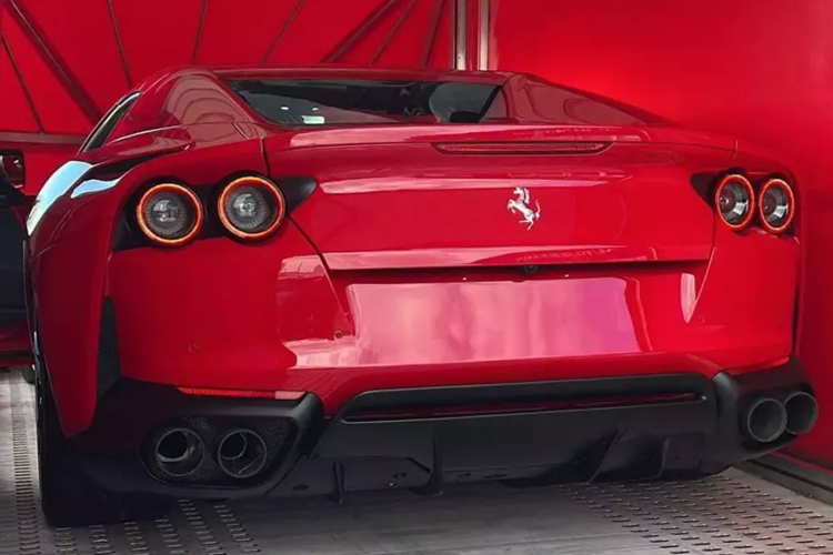 Theo đó, chiếc Ferrari 812 GTS đã có mặt trong garage sửa xe tại TP HCM, và đang chờ làm các thủ tục để xe ra biển số. Theo chúng tôi tìm hiểu, chủ nhân của chiếc xe Ferrari 812 GTS này không ai khác ngoài ông Đặng Lê Nguyên Vũ, Chủ tịch Trung Nguyên, đại gia nổi tiếng rất yêu thích các dòng xe Ferrari, với bộ sưu tập đã hơn 40 xe.
