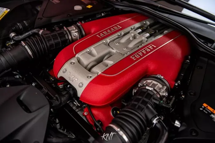 812 GTS là chiếc xe Ferrari V12 mui trần mạnh nhất có thể được mua một cách dễ dàng ở thời điểm hiện tại. Sử dụng động cơ V12, hút khí tự nhiên, dung tích 6.5 lít nên siêu xe mui trần của Ferrari 812 Superfast sở hữu công suất tối đa 789 mã lực đi cùng mô-men xoắn cực đại 718 Nm.