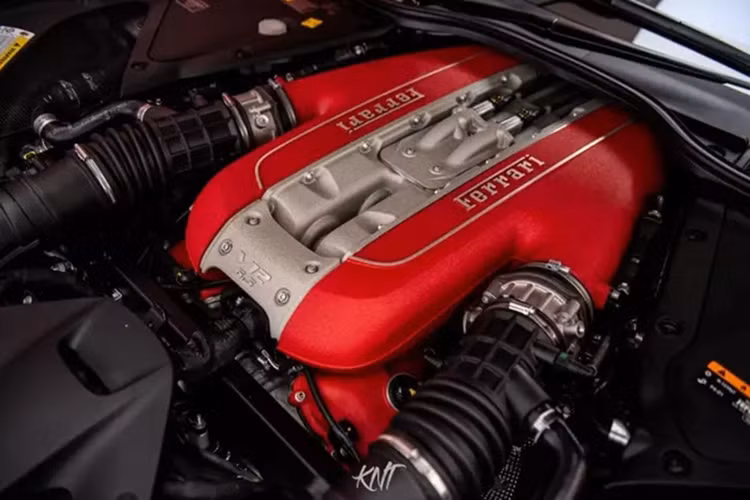 812 GTS là chiếc xe Ferrari V12 mui trần mạnh nhất có thể được mua một cách dễ dàng ở thời điểm hiện tại. Sử dụng động cơ V12, hút khí tự nhiên, dung tích 6.5 lít nên siêu xe mui trần của Ferrari 812 Superfast sở hữu công suất tối đa 789 mã lực đi cùng mô-men xoắn cực đại 718 Nm.