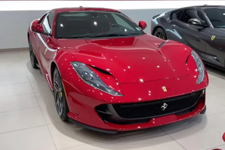 Hiện chưa rõ xe Ferrari 812 GTS đã lộ ảnh về Việt Nam được chào bán ra sao, chỉ biết rằng, các đại gia Thái phải chi ra để sở hữu siêu xe mui trần Ferrari 812 GTS theo diện chính hãng từ 34,7 triệu Baht (tương đương 26 tỷ đồng).
