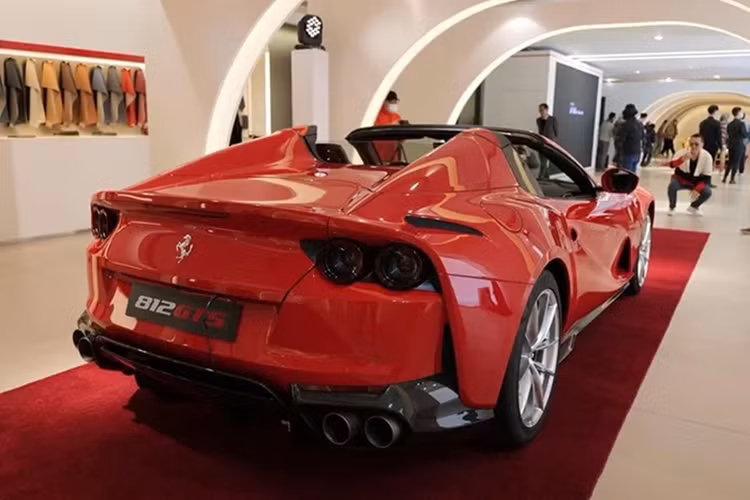 Tại thời điểm ra mắt, mức giá xe Ferrari 812 GTS khởi điểm trên 450.000 USD (tương đương 10,5 tỷ đồng) nhưng hiện tại, các xe cũ đã đều tăng giá từ 100.000 USD đến 250.000 USD, tùy theo độ mới, option ra sao.