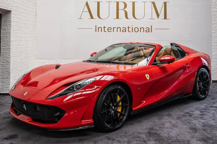 Chiếc xe Ferrari 812 GTS của Đặng Lê Nguyên Vũ sở hữu thuộc bản mui trần và ông cũng đã sở hữu một chiếc 812 phiên bản coupe mang tên gọi là Superfast, mua về vào tháng 4/2024.