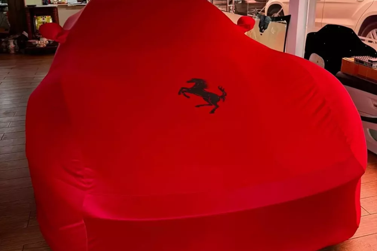 Vào giữa năm nay, một đơn vị chuyên nhập khẩu xe sang và sửa chữa siêu xe ở TP HCM đã nhập 1 chiếc Ferrari 812 GTS về Việt Nam, tuy nhiên, do nhạy cảm nên anh chỉ chia sẻ ảnh xe nằm trên xe cứu hộ ở nước ngoài. Mãi đến nay, hình ảnh về chiếc xe Ferrari 812 GTS này đã về Việt Nam đã chính thức được công bố.