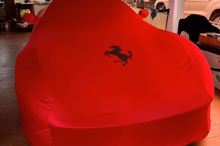 Vào giữa năm nay, một đơn vị chuyên nhập khẩu xe sang và sửa chữa siêu xe ở TP HCM đã nhập 1 chiếc Ferrari 812 GTS về Việt Nam, tuy nhiên, do nhạy cảm nên anh chỉ chia sẻ ảnh xe nằm trên xe cứu hộ ở nước ngoài. Mãi đến nay, hình ảnh về chiếc xe Ferrari 812 GTS này đã về Việt Nam đã chính thức được công bố.