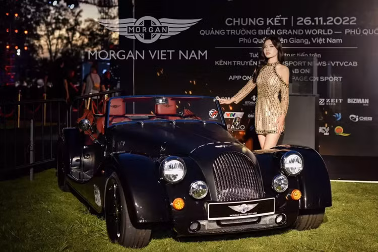 Mới đây trên mạng xã hội đã lan truyền tin tức về việc ông Đặng Lê Nguyên Vũ, Chủ tịch Trung Nguyên, hay còn được gọi là "vua cà phê" Việt Nam, bất ngờ mua cùng lúc 2 chiếc xe Morgan thế hệ mới, khiến không ít cộng đồng mạng cũng như giới mê xe thích thú.