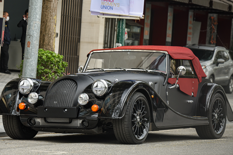 Nằm bên dưới nắp capo kiểu cửa cánh chim trên xe Morgan Plus Four của doanh nhân Đặng Lê Nguyên Vũ chính là khối động cơ 4 xi-lanh, dung tích 2.0 lít, tăng áp của BMW.