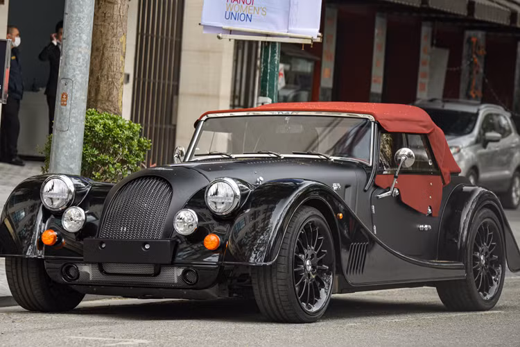 Nằm bên dưới nắp capo kiểu cửa cánh chim trên xe Morgan Plus Four của doanh nhân Đặng Lê Nguyên Vũ chính là khối động cơ 4 xi-lanh, dung tích 2.0 lít, tăng áp của BMW.