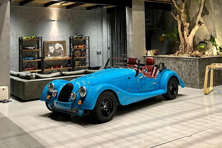 Morgan Plus Six sử dụng khối động cơ 6 xi-lanh thẳng hàng, dung tích 3.0 lít, tăng áp, sản sinh ra công suất tối đa lên đến 335 mã lực và mô men xoắn cực đại là 500 Nm lấy từ mẫu xe thể thao mui trần BMW Z4 hay Toyota Supra thế hệ mới đã xuất hiện tại Việt Nam.