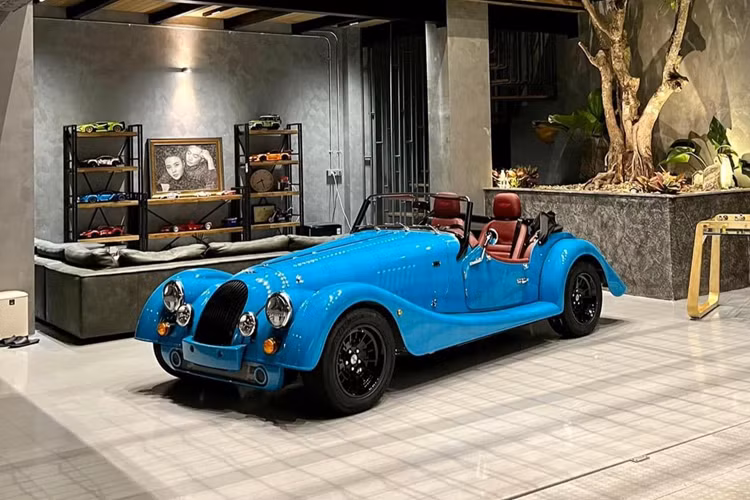 Morgan Plus Six sử dụng khối động cơ 6 xi-lanh thẳng hàng, dung tích 3.0 lít, tăng áp, sản sinh ra công suất tối đa lên đến 335 mã lực và mô men xoắn cực đại là 500 Nm lấy từ mẫu xe thể thao mui trần BMW Z4 hay Toyota Supra thế hệ mới đã xuất hiện tại Việt Nam.