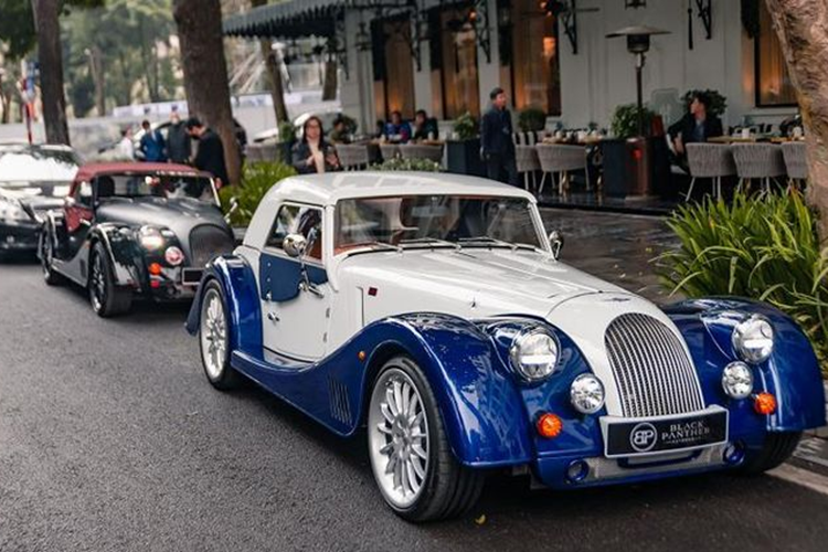 Chiếc xe thể thao mui trần đến từ Anh quốc này sẽ sử dụng hộp số tự động 8 cấp ZF, nhờ đó mà Morgan Plus Six có thể tăng tốc từ vị trí xuất phát lên 100 km/h chỉ trong vòng thời gian 4,2 giây trước khi đạt vận tốc tối đa 267 km/h.