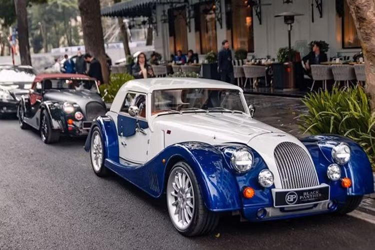 Chiếc xe thể thao mui trần đến từ Anh quốc này sẽ sử dụng hộp số tự động 8 cấp ZF, nhờ đó mà Morgan Plus Six có thể tăng tốc từ vị trí xuất phát lên 100 km/h chỉ trong vòng thời gian 4,2 giây trước khi đạt vận tốc tối đa 267 km/h.