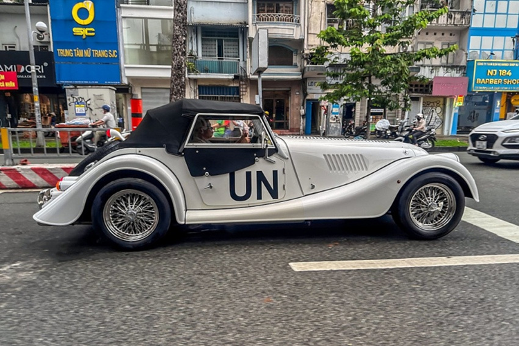 Tùy theo việc xe trang bị hộp số sàn hay số tự động mà sẽ cho ra các thông số khác nhau, nếu ai đó thích hoạt động cơ tay, hộp số sàn 6 cấp là lựa chọn và lúc này, trái tim của xe chỉ sản sinh công suất tối đa 255 mã lực và mô-men xoắc cực đại 350 Nm. Còn nếu chọn hộp số tự động 8 cấp của BMW, mô-men xoắn của xe Morgan Plus Four sẽ tăng thêm khoảng 50 Nm.