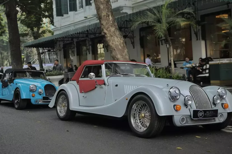 Thông tin ban đầu cho biết, Đặng Lê Nguyên Vũ tậu Morgan Plus Six sẽ có 2 tùy chọn mui, 1 là mui mềm, có thể đóng hoặc mở bằng tay, mui còn lại dạng kín, và điều này giúp cho chủ xe có thể tùy biến, tức là thích đi lắp mui màu đen đang làm, không thì lắp mui mềm màu đỏ/xanh vào, giúp ngoại hình xe trở nên độc lạ, có điểm nhấn.