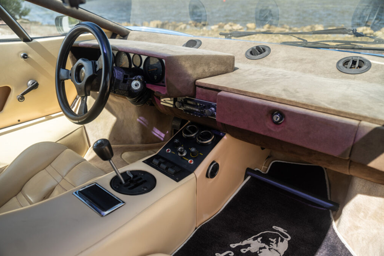 Bánh sau tăng chiều rộng lên và lốp sau của xe hiện có chiều ngang 345 mm, thay vì 215 mm. Bộ mâm xe Lamborghini Countach LP400 S đời đầu có thiết kế năm lỗ với các thành lỗ được nâng cao, tuy nhiên trên mẫu xe này đã được sửa đổi với mâm xe đơn giản hơn, từ đây tôn lên độ sâu của mâm xe.