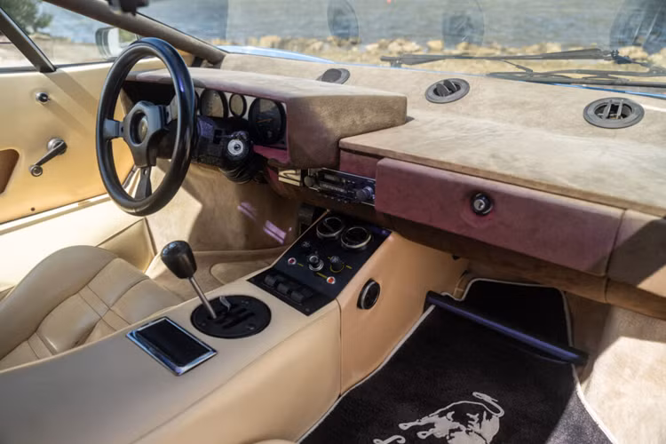 Bánh sau tăng chiều rộng lên và lốp sau của xe hiện có chiều ngang 345 mm, thay vì 215 mm. Bộ mâm xe Lamborghini Countach LP400 S đời đầu có thiết kế năm lỗ với các thành lỗ được nâng cao, tuy nhiên trên mẫu xe này đã được sửa đổi với mâm xe đơn giản hơn, từ đây tôn lên độ sâu của mâm xe.