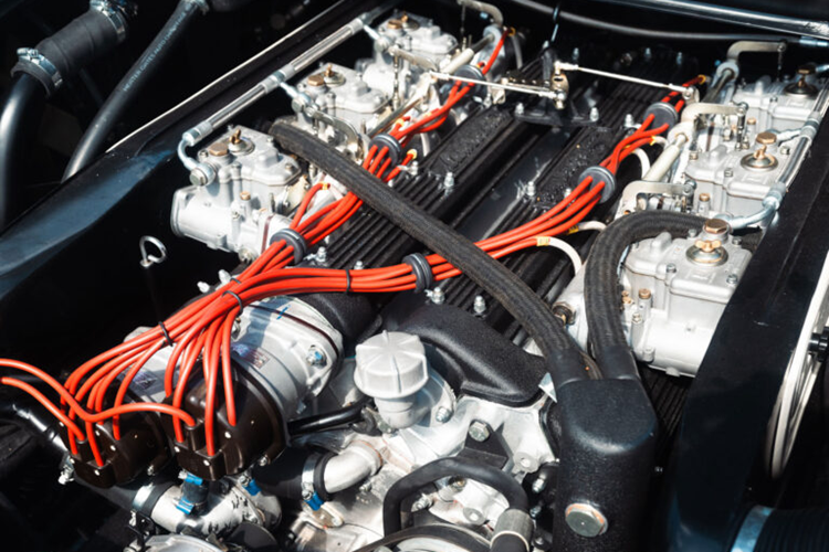 Sau đó, chiếc xe đã được sơn lại đẹp hơn rất nhiều với màu Tahiti Blue, một màu Countach hiếm có do nhà máy sản xuất.