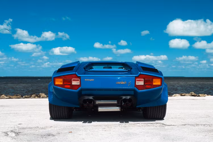 Đây là một trong 237 mẫu S và 105 phiên bản Series II của S và gần đây, chủ sở hữu đã chi 76.000 USD cho việc làm mới về mặt thẩm mỹ và chỉnh sửa, bảo dưỡng và thay thế các tính năng cơ khí và hiện chiếc xe này đang ở Miami, Mỹ.