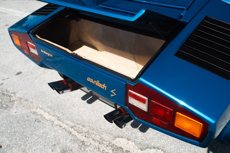 Hiện tại, giá xe Lamborghini Countach LP400 S 1981 này đang được rao bán thông qua RM Sotheby’s với mức đề xuất là 650.000 USD (tương đương khoảng hơn 15,3 tỷ đồng). Chiếc xe cổ điển này khởi đầu là một chiếc xe màu đỏ và từng được bán ra lần đầu tiên tại Thụy Sĩ.