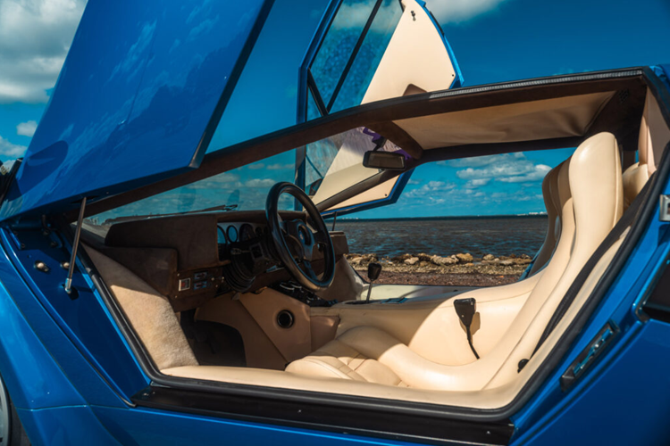 Những chiếc xe đời đầu có động cơ V12 3.9 lít công suất 370 mã lực và có thể đạt tốc độ lên tới 282 km/h nhưng S đã bị hạ xuống còn 350 mã lực.