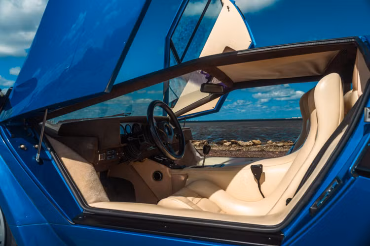 Những chiếc xe đời đầu có động cơ V12 3.9 lít công suất 370 mã lực và có thể đạt tốc độ lên tới 282 km/h nhưng S đã bị hạ xuống còn 350 mã lực.