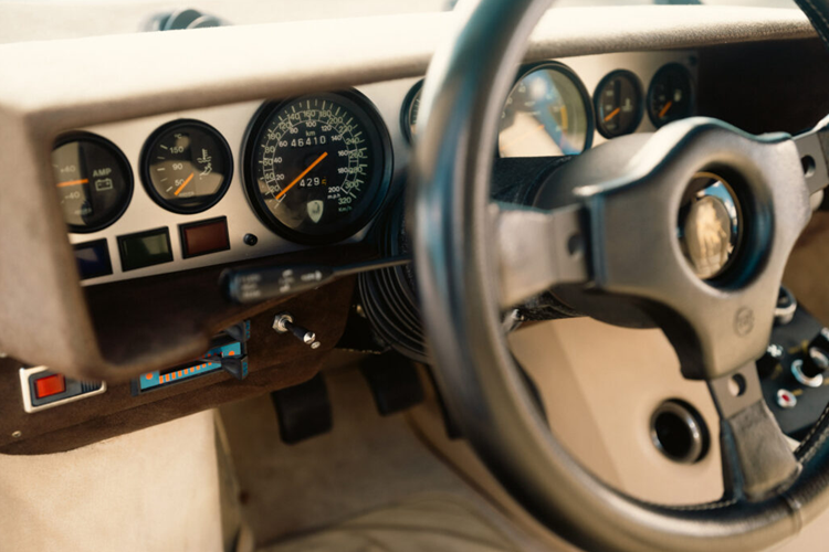 Cánh gió sau boomerang nổi ở thời điểm bấy giờ là tùy chọn, chính vì vậy mà không phải chiếc xe nào cũng có chi tiết này. Với những chi tiết như bánh xe lớn và vòm dày đã làm cho LP400 S nặng hơn và kém hiệu quả về mặt khí động học hơn LP400 ban đầu cũng như hiệu năng kém mạnh mẽ hơn.