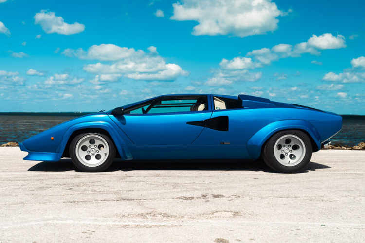 Chiếc Countach 500S/5000S sau này đã giành lại ưu thế vào năm 1982 với dung tích tăng lên 4.8 lít và khi đầu bốn van xuất hiện vào năm 1986 trên xe 5000QV, công suất tăng vọt lên 449 mã lực và tốc độ tối đa lên tới 290 km/h.