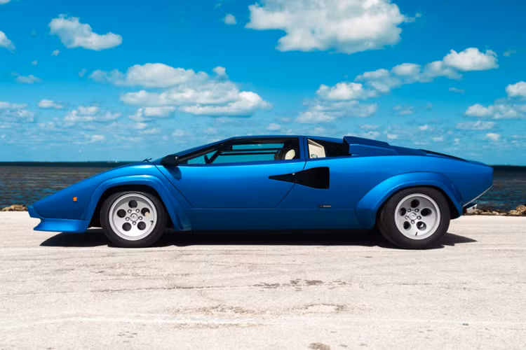 Chiếc Countach 500S/5000S sau này đã giành lại ưu thế vào năm 1982 với dung tích tăng lên 4.8 lít và khi đầu bốn van xuất hiện vào năm 1986 trên xe 5000QV, công suất tăng vọt lên 449 mã lực và tốc độ tối đa lên tới 290 km/h.