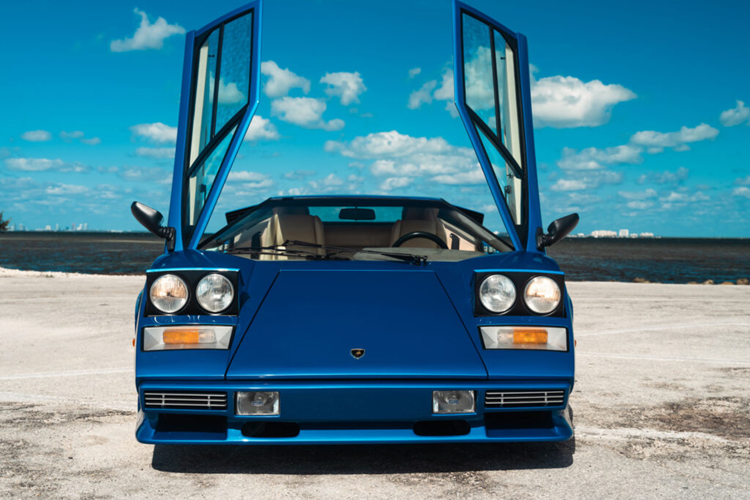 Ở thời điểm này, Lamborghini đã trang bị cho chiếc Countach S những tấm chắn bùn cỡ lớn để phù hợp với bộ lốp hiệu năng cao P7 hoàn toàn mới của Pirelli, loại lốp cấu hình hiện đại đầu tiên.