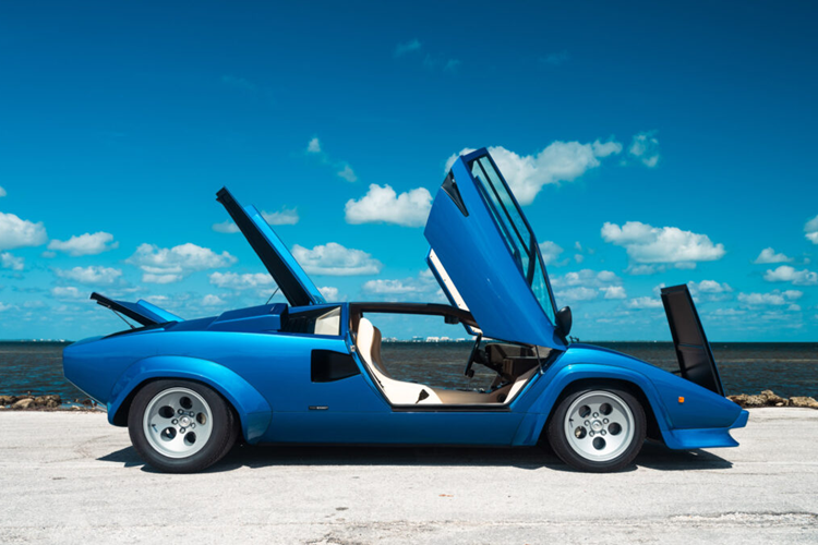 Nhưng chiếc Countach LP400 thân hẹp ra mắt vào năm 1974 không giống chiếc xe mà hầu hết chúng ta hình dung trong đầu khi nghe đến cái tên này.