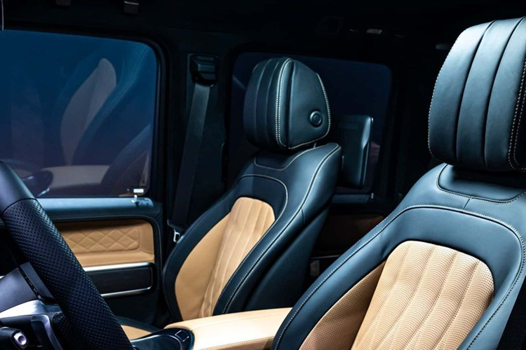 Về kiểu dáng, teaser chính thức của G500/G550 hé lộ mẫu SUV sẽ được trang bị lưới tản nhiệt và bộ mâm mới. Trong khi đó, G63 có màu ngoại thất Xanh Hyper Blue Magno mới, đèn pha LED thích ứng tiêu chuẩn và thiết kế cản được làm mới.