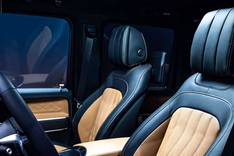 Về kiểu dáng, teaser chính thức của G500/G550 hé lộ mẫu SUV sẽ được trang bị lưới tản nhiệt và bộ mâm mới. Trong khi đó, G63 có màu ngoại thất Xanh Hyper Blue Magno mới, đèn pha LED thích ứng tiêu chuẩn và thiết kế cản được làm mới.