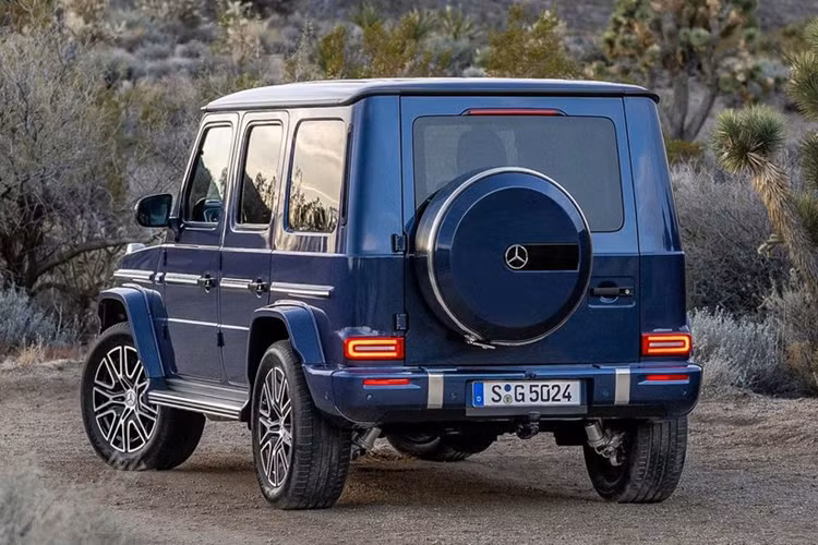 Tại Việt Nam, G-Class nằm trong số ít sản phẩm không phải siêu xe nhưng có thể được xếp "chung mâm" với siêu xe, cả về giá bán cũng như danh tiếng.
