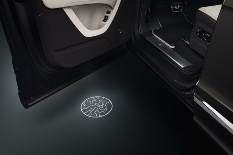 Cuối cùng là chiếc Bentayga lấy cảm hứng từ Vương quốc Anh – quê hương của Bentley. Chiếc xe này sở hữu ngoại thất màu xanh Alpine Green kết hợp với mâm xe màu xám. Ở bên trong, khoang cabin được bọc da màu British Racing Green – gợi lên những ký ức về chiến thắng của Bentley trong các cuộc đua sức bền.