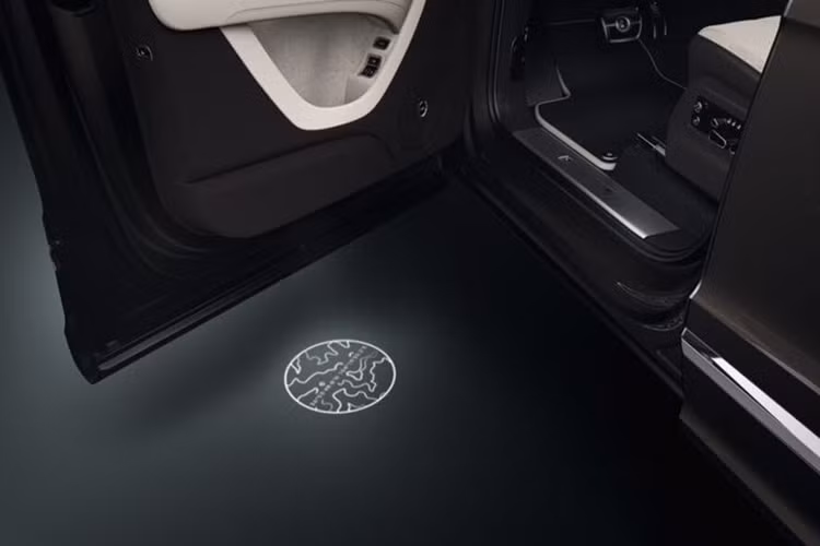 Cuối cùng là chiếc Bentayga lấy cảm hứng từ Vương quốc Anh – quê hương của Bentley. Chiếc xe này sở hữu ngoại thất màu xanh Alpine Green kết hợp với mâm xe màu xám. Ở bên trong, khoang cabin được bọc da màu British Racing Green – gợi lên những ký ức về chiến thắng của Bentley trong các cuộc đua sức bền.