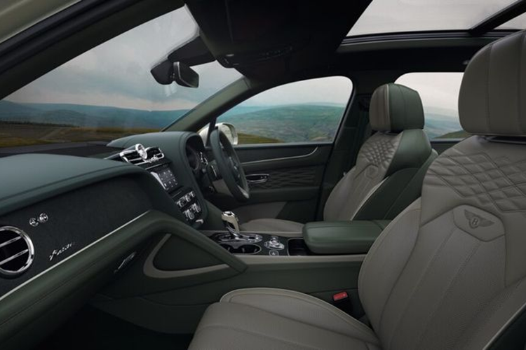 Trong khi đó, nội thất xe được làm bằng da màu vải lanh với các điểm nhấn bằng gỗ sồi Burnt, các điểm nhấn bằng vải tuýt Odyssean, lớp ốp gỗ sồi cháy Piano. Chiếc xe này được lấy cảm hứng từ phía tây bắc của Trung Quốc, nơi Hành trình phi thường của Bentley vượt qua Dãy núi Helan, Alashan Gobi, sông Hoàng Hà và những cồn cát cao chót vót của sa mạc Tengri.