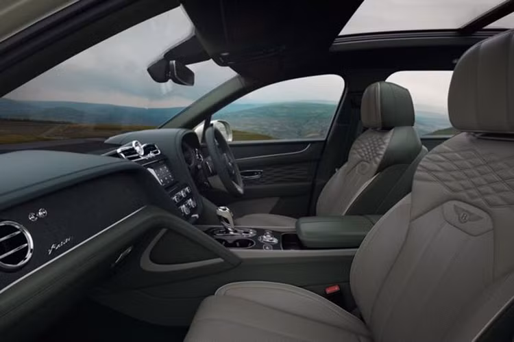 Trong khi đó, nội thất xe được làm bằng da màu vải lanh với các điểm nhấn bằng gỗ sồi Burnt, các điểm nhấn bằng vải tuýt Odyssean, lớp ốp gỗ sồi cháy Piano. Chiếc xe này được lấy cảm hứng từ phía tây bắc của Trung Quốc, nơi Hành trình phi thường của Bentley vượt qua Dãy núi Helan, Alashan Gobi, sông Hoàng Hà và những cồn cát cao chót vót của sa mạc Tengri.