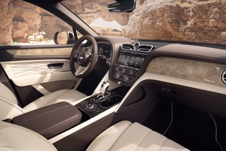 Chiếc Bentayga “New Zealand” gợi nhờ về hành trình đặc biệt tới Đảo Nam, nơi có thung lũng Ahuriri, hồ Tekapo và dãy núi Alps hùng vĩ. Nội thất chiếc xe này có màu nâu chủ đạo kết hợp với các điểm nhấn màu be và lớp veneer màu xanh vân đá.