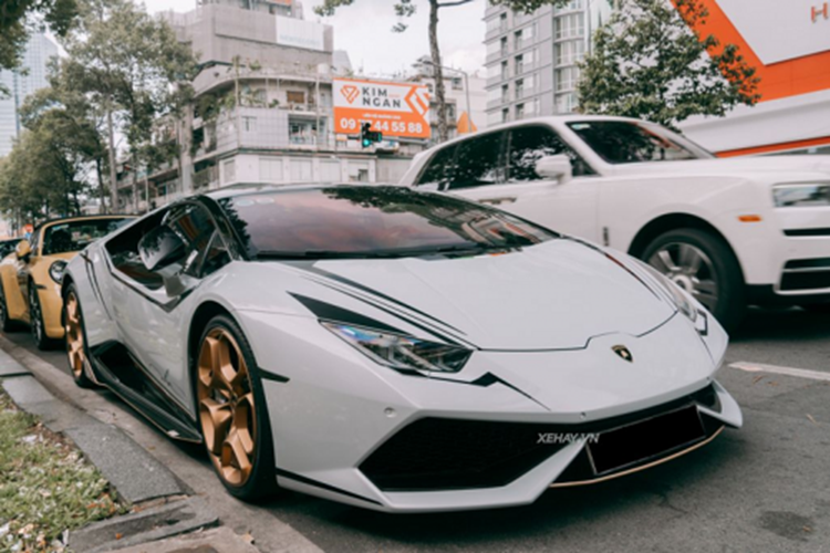 Chưa hết, chiếc siêu xe Lamborghini Huracan LP610-4 mới bị bán lại còn được độ lại hệ ống xả Titanium của hãng IPE nhằm mang đến những âm thanh ấn tượng hơn trước cho siêu bò này cũng đồng thời tăng công suất cho xe.