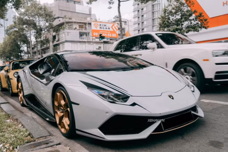 Chưa hết, chiếc siêu xe Lamborghini Huracan LP610-4 mới bị bán lại còn được độ lại hệ ống xả Titanium của hãng IPE nhằm mang đến những âm thanh ấn tượng hơn trước cho siêu bò này cũng đồng thời tăng công suất cho xe.