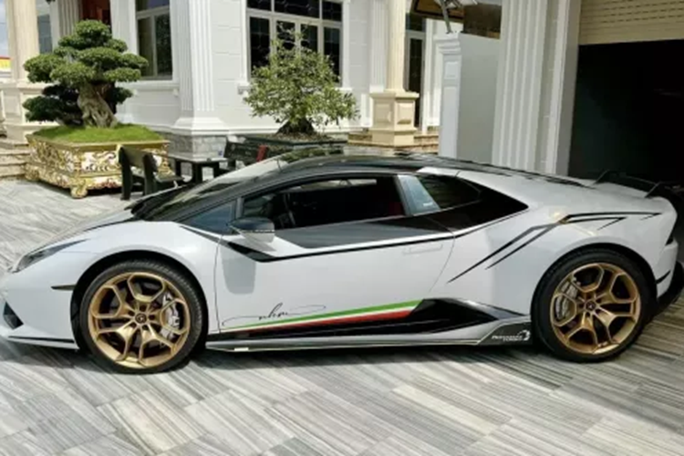 Gói độ Vorsteiner này ban đầu còn mang đến cho siêu xe Lamborghini Huracan LP610-4 cánh lướt gió phía trước bằng carbon rất hầm hố và cá tính. Nhưng chiếc xe hiện tại đã được tháo bỏ chi tiết này. Vòng ra phía bên hông xe, siêu xe Lamborghini Huracan LP610-4 còn có thêm một cánh gió lớn cũng bằng sợi carbon.