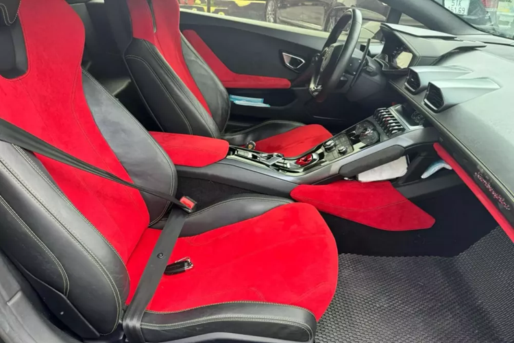 Đối lập với bộ áo màu bạc dán bằng đề can của siêu xe Lamborghini Huracan LP610-4 tại Bạc Liêu này còn phải kể đến bộ mâm 5 chấu kép hình cánh hoa được sơn màu đồng và cả bộ body kit bằng sợi carbon của Vorsteiner rất hiếu chiến.