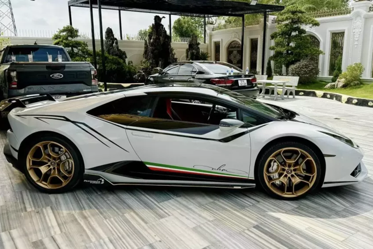 Mới đây nhất, 1 hot Tiktoker ở Bạc Liêu cũng đã bán lại chiếc siêu xe Lamborghini Huracan LP610-4 sau gần 3 năm mua về sử dụng. Được biết, nguyên bản xe có màu đỏ nhưng đã dán qua nhiều màu khác, và mới nhất là bộ áo xám cùng các tem đua.