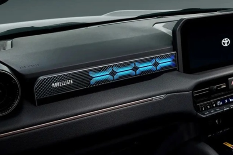 Không chỉ ngoại thất, nội thất của xe cũng sẽ được bổ sung thêm một số trang bị như: đèn nền mới, đèn LED dưới chân, cửa sổ tối màu nhìn một chiều, rèm chắn nắng và đệm ghế.